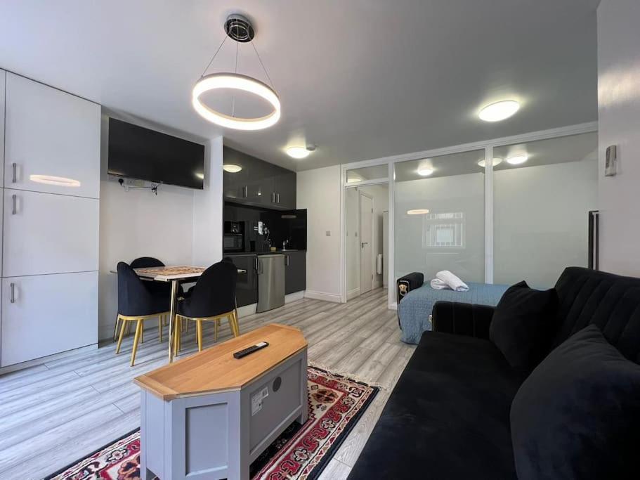 Golders - Modern One Bed * Londra